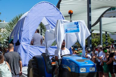 TORREMOLINOS, SPAIN - 24 Eylül 2023: 24 Eylül 2023 tarihinde İspanya 'nın Torremolinos kentindeki fuarın ilk günü olarak geleneksel San Miguel Romeria (Romeria de San Miguel) festivalinde hacılar