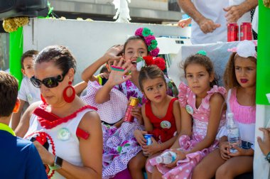 TORREMOLINOS, SPAIN - 24 Eylül 2023: 24 Eylül 2023 tarihinde İspanya 'nın Torremolinos kentindeki fuarın ilk günü olarak geleneksel San Miguel Romeria (Romeria de San Miguel) festivalinde hacılar