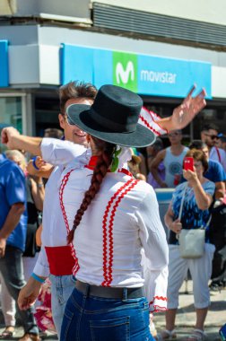 TORREMOLINOS, SPAIN - 24 Eylül 2023: 24 Eylül 2023 tarihinde İspanya 'nın Torremolinos kentindeki fuarın ilk günü olarak geleneksel San Miguel Romeria (Romeria de San Miguel) festivalinde hacılar