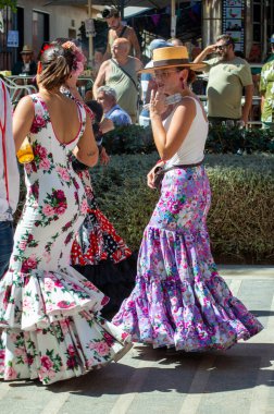 TORREMOLINOS, SPAIN - 24 Eylül 2023: 24 Eylül 2023 tarihinde İspanya 'nın Torremolinos kentindeki fuarın ilk günü olarak geleneksel San Miguel Romeria (Romeria de San Miguel) festivalinde hacılar