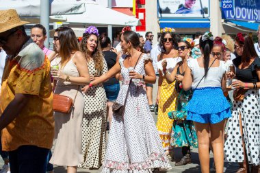 TORREMOLINOS, SPAIN - 24 Eylül 2023: 24 Eylül 2023 tarihinde İspanya 'nın Torremolinos kentindeki fuarın ilk günü olarak geleneksel San Miguel Romeria (Romeria de San Miguel) festivalinde hacılar