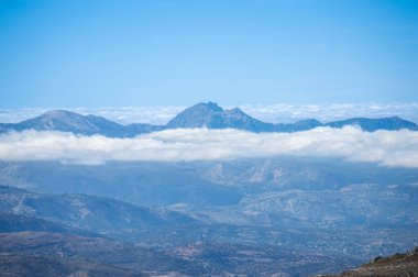 Torrecilla tepesine giden yürüyüş yolunun panoramik görüntüsü, Sierra de las Nieves Ulusal Parkı, Endülüs, İspanya