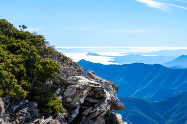 Akdeniz 'de panoramik manzara ve Torrecilla tepesinden Cebelitarık, Sierra de las Nieves ulusal parkı, Endülüs, İspanya
