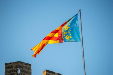 Mavi gökyüzünde İspanyol bayrağı