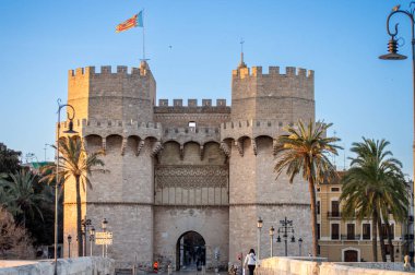 VALENCIA, İspanya - 2 Şubat 2024: Torres de Serranos kulesi, İspanya 'nın Valencia kentindeki kamu ticari ve tarihi caddelerde İspanyol mimarisi