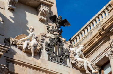 VALENCIA, İspanya - 2 Şubat 2024: İspanya Mimarisi 2 Şubat 2024 tarihinde İspanya 'nın Valencia kentindeki kamu ticari ve tarihi caddelerde