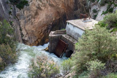 Caminito del Ray, Kralın Yolu. El Chorro, Malaga, İspanya 'da dar bir boğazın dik duvarları boyunca uzanan yürüyüş yolu