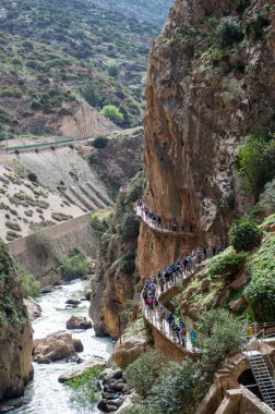 EL CHORRO, İspanya - 19 Mart 2024: Caminito del Rey, Kralın Yolu. 19 Mart 2024 'te Malaga, İspanya' nın El Chorro kentindeki dar bir geçitin sarp duvarları boyunca sıkıştı.