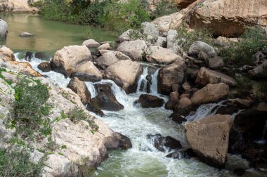 Caminito del Ray, Kralın Yolu. El Chorro, Malaga, İspanya 'da dar bir boğazın dik duvarları boyunca uzanan yürüyüş yolu