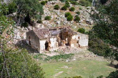 Caminito del Ray, Kralın Yolu. El Chorro, Malaga, İspanya 'da dar bir boğazın dik duvarları boyunca uzanan yürüyüş yolu