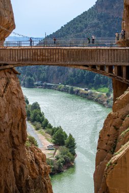 EL CHORRO, İspanya - 19 Mart 2024: Caminito del Rey, Kralın Yolu. 19 Mart 2024 'te Malaga, İspanya' nın El Chorro kentindeki dar bir geçitin sarp duvarları boyunca sıkıştı.