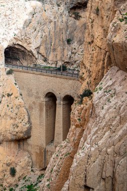 Caminito del Ray, Kralın Yolu. El Chorro, Malaga, İspanya 'da dar bir boğazın dik duvarları boyunca uzanan yürüyüş yolu