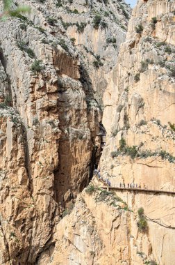 EL CHORRO, İspanya - 19 Mart 2024: Caminito del Rey, Kralın Yolu. 19 Mart 2024 'te Malaga, İspanya' nın El Chorro kentindeki dar bir geçitin sarp duvarları boyunca sıkıştı.