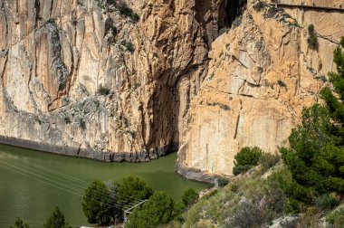 EL CHORRO, İspanya - 19 Mart 2024: Caminito del Rey, Kralın Yolu. 19 Mart 2024 'te Malaga, İspanya' nın El Chorro kentindeki dar bir geçitin sarp duvarları boyunca sıkıştı.