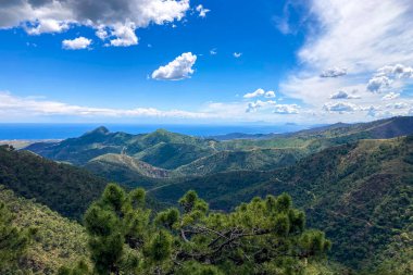 Sierra de las Nieves Ulusal Parkı, Endülüs, Güney İspanya 'da, dağların ve denizin üzerinde mavi bulutlar.