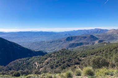 Maroma Tepesi, Sierra Tejeda, İspanya 'ya yürüyüş parkurunun panoramik görüntüsü 