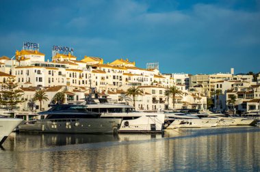 BANUS, İspanya - 16 Mart 2024: Banus, Marbella, İspanya 'da gün doğumunda yat marinası