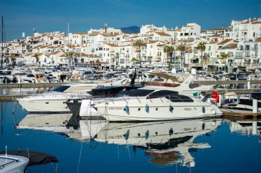 BANUS, İspanya - 16 Mart 2024: Banus, Marbella, İspanya 'da gün doğumunda yat marinası