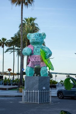 BANUS, İspanya - 16 Mart 2024: Banus, İspanya 'da sabah caddelerinde yürüyüş