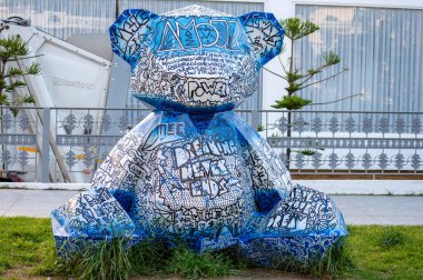 BANUS, İspanya - 16 Mart 2024: Banus, İspanya 'da sabah caddelerinde yürüyüş