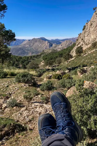 Maroma Tepesi, Sierra Tejeda, İspanya 'ya yürüyüş parkurunun panoramik görüntüsü 