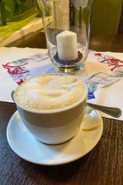 Restoranda lezzetli bir kapuçino, Noel zamanı. 