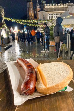 KRAKOW, POLAND - 21 Aralık 2023: Polonya 'nın Krakow kentindeki Noel pazarında lezzetli yiyecekler