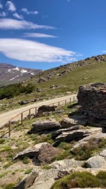 Karlı dağların panoramik manzarası bahar mevsiminde Mulhacen tepesine yürüyüş parkurunda, Sierra Nevada, Endülüs, İspanya