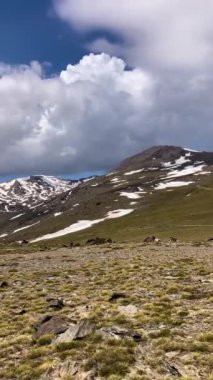 Karlı dağların panoramik manzarası bahar mevsiminde Mulhacen tepesine yürüyüş parkurunda, Sierra Nevada, Endülüs, İspanya
