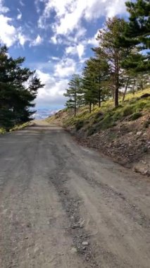 Otopark Hoya del Portillo yolu karlı dağlarda arka plan, Sierra Nevada sıradağları, Endülüs, İspanya