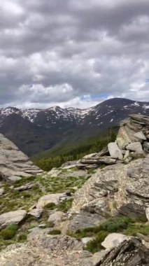 Karlı dağların panoramik manzarası bahar mevsiminde Mulhacen tepesine yürüyüş parkurunda, Sierra Nevada, Endülüs, İspanya