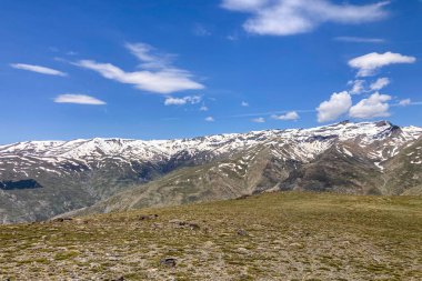 Karlı dağların panoramik manzarası bahar mevsiminde Mulhacen tepesine yürüyüş parkurunda, Sierra Nevada, Endülüs, İspanya