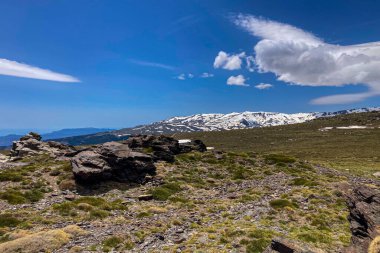 Karlı dağların panoramik manzarası bahar mevsiminde Mulhacen tepesine yürüyüş parkurunda, Sierra Nevada, Endülüs, İspanya
