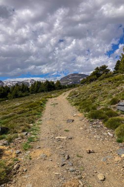 Karlı dağların panoramik manzarası bahar mevsiminde Mulhacen tepesine yürüyüş parkurunda, Sierra Nevada, Endülüs, İspanya