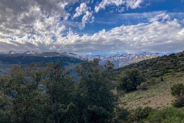 Karlı dağların panoramik manzarası bahar mevsiminde Mulhacen tepesine yürüyüş parkurunda, Sierra Nevada, Endülüs, İspanya
