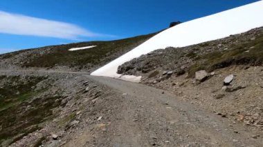 Karlı dağların panoramik manzarası bahar mevsiminde Mulhacen tepesine yürüyüş parkurunda, Sierra Nevada, Endülüs, İspanya