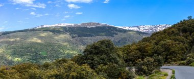 Karlı dağların panoramik manzarası bahar mevsiminde Mulhacen tepesine yürüyüş parkurunda, Sierra Nevada, Endülüs, İspanya
