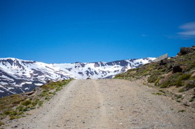 Karlı dağların panoramik manzarası bahar mevsiminde Mulhacen tepesine yürüyüş parkurunda, Sierra Nevada, Endülüs, İspanya