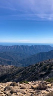 Torrecilla tepesine giden yürüyüş yolunun panoramik görüntüsü, Sierra de las Nieves Ulusal Parkı, Endülüs, İspanya