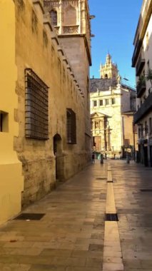 VALENCIA, İspanya - 2 Şubat 2024: İspanya Mimarisi 2 Şubat 2024 tarihinde İspanya 'nın Valencia kentindeki kamu ticari ve tarihi caddelerde