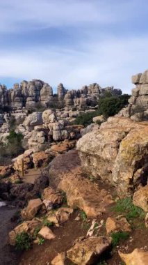 Torcal de Antequerra Ulusal Parkı 'nda yürüyüş, kireçtaşı kaya oluşumları ve Endülüs, Malaga, İspanya' da alışılmadık karst şekilleriyle tanınan.