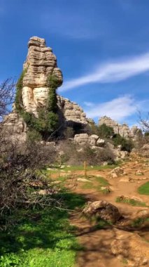 Torcal de Antequerra Ulusal Parkı 'nda yürüyüş, kireçtaşı kaya oluşumları ve Endülüs, Malaga, İspanya' da alışılmadık karst şekilleriyle tanınan.