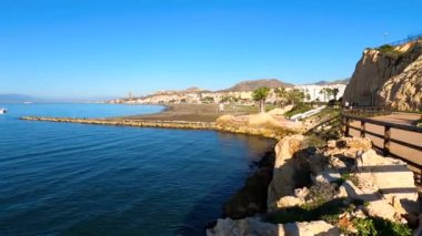 Sabah, kayaların üzerinde ve İspanya 'nın Rincon de la Victoria kentindeki 