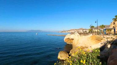 Sabah, kayaların üzerinde ve İspanya 'nın Rincon de la Victoria kentindeki 