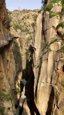 EL CHORRO, İspanya - 19 Mart 2024: Caminito del Rey, Kralın Yolu. 19 Mart 2024 'te Malaga, İspanya' nın El Chorro kentindeki dar bir geçitin sarp duvarları boyunca sıkıştı.