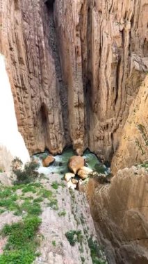Caminito del Ray, Kralın Yolu. El Chorro, Malaga, İspanya 'da dar bir boğazın dik duvarları boyunca uzanan yürüyüş yolu