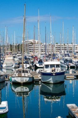 LAGOS, PORTUGAL - FERBUARY 28, 2023: Lagos, Portekiz limanında 28 Şubat 2023