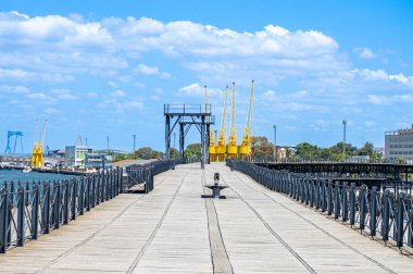 HUELVA, İspanya - 11 Haziran 2023: Huelva, İspanya 'daki Riotinto İskelesi ve limanının tadını çıkarmak