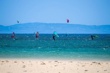 TARIFA, İspanya - 17 Haziran 2023: Valdevaqueros plajında uçurtma uçurma, Gibraltar Boğazı, Tarifa, İspanya 17 Haziran 2023