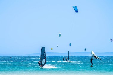 TARIFA, İspanya - 17 Haziran 2023: Valdevaqueros plajında uçurtma uçurma, Gibraltar Boğazı, Tarifa, İspanya 17 Haziran 2023